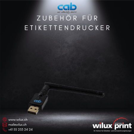 Ein USB-WLAN-Stick mit Stabantenne, ideal zur kabellosen Netzwerkverbindung von cab Etikettendruckern, um die Druckerleistung und Konnektivität zu verbessern.