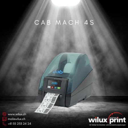 Industrie-Etikettendrucker CAB MACH 4S, kompakter Thermodirekt- und Thermotransferdrucker, ideal für präzise Etikettierung in Industrie, Handel und Logistik, mit farbigem Touchdisplay und hoher Druckgeschwindigkeit.