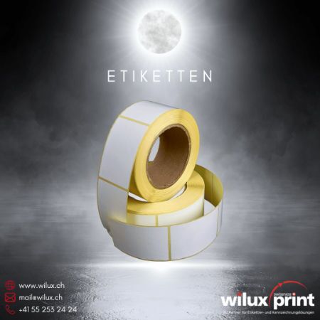 Etikettenrolle von WILUX PRINT, ideal für präzise Etikettierungslösungen. Nahaufnahme einer weissen Etikettenrolle mit gelbem Trägerpapier, bereit für den Einsatz in Etikettiermaschinen zur Optimierung von Etikettierung und Kennzeichnung.