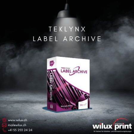 TEKLYNX LABEL ARCHIVE Box in beleuchtetem Setting, repräsentiert sichere und rückverfolgbare Etikettierung für Unternehmen in regulierten Branchen, mit Genehmigungsprozessen und Druckhistorie.