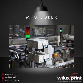 Zwei hochauflösende Piezo Tintenstrahldrucker vom Typ Joker sind in eine industrielle Produktionslinie, wie bei der Paulaner Brauerei, integriert und beschriften Produkte auf einem Förderband.