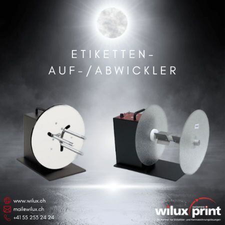 Etiketten-Auf-/Abwickler von Honeywell Datamax, Modelle DMXREW1 und DMXREW2, nebeneinander. Beide Geräte sind für die präzise und effiziente Auf- und Abwicklung von Etikettenrollen in Etikettendruckprozessen ausgelegt.